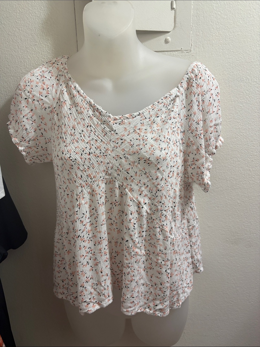 Women’s Cream Floral Smocked Yoke Short Sleeve Blouse Woman’s Small